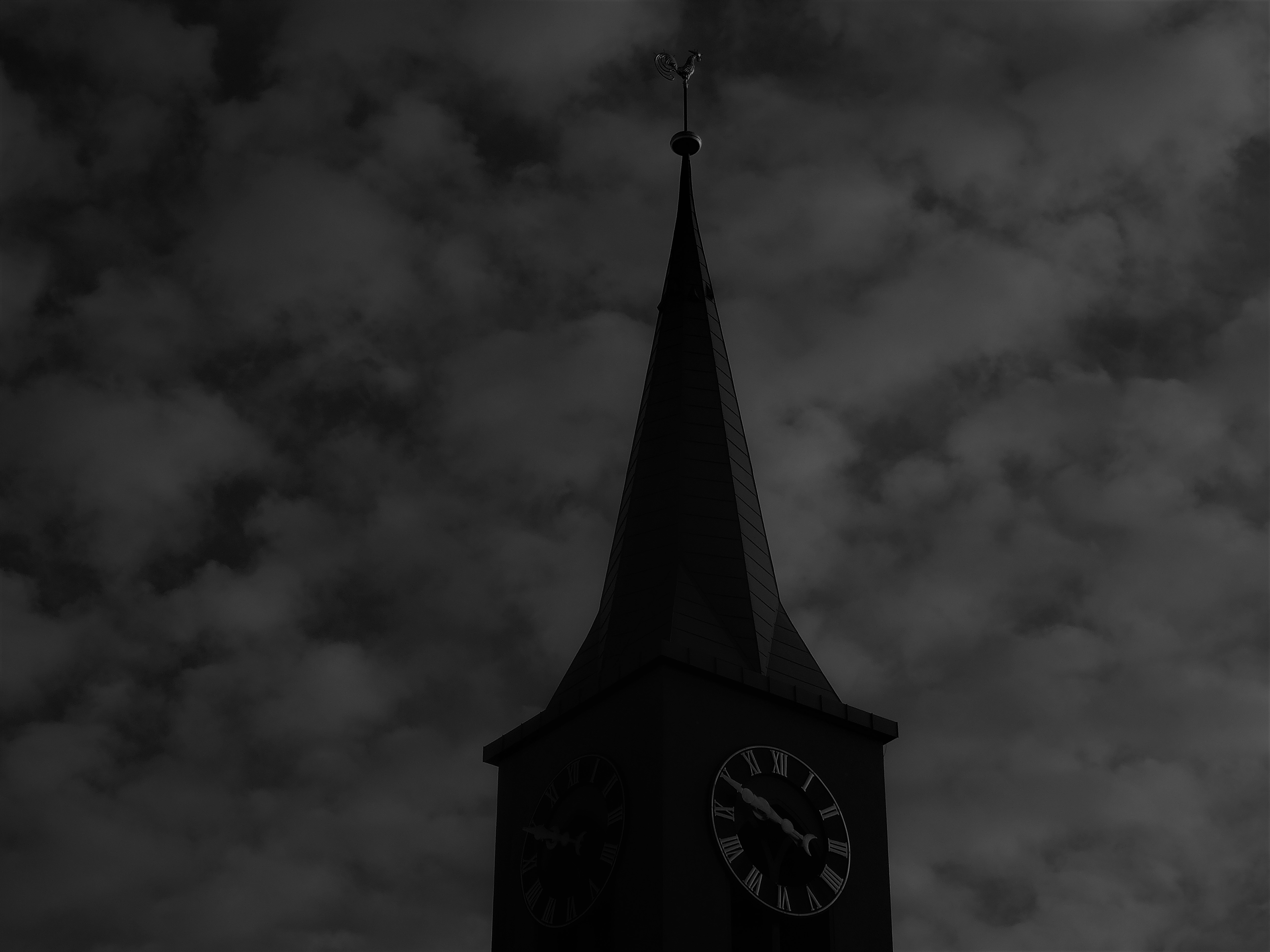 dunkler Kirchturm