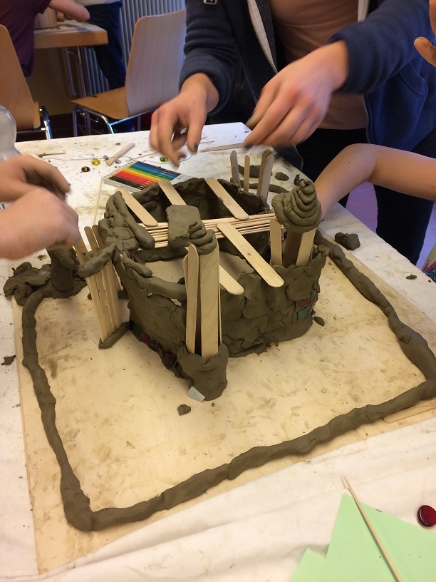 Kinder bauen Kirche